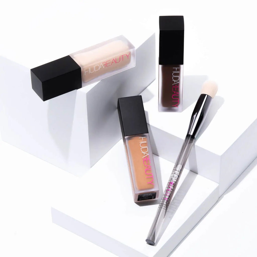 HUDA BEAUTY FACE CONCEAL AND BLEND COMPLEXION BRUSH