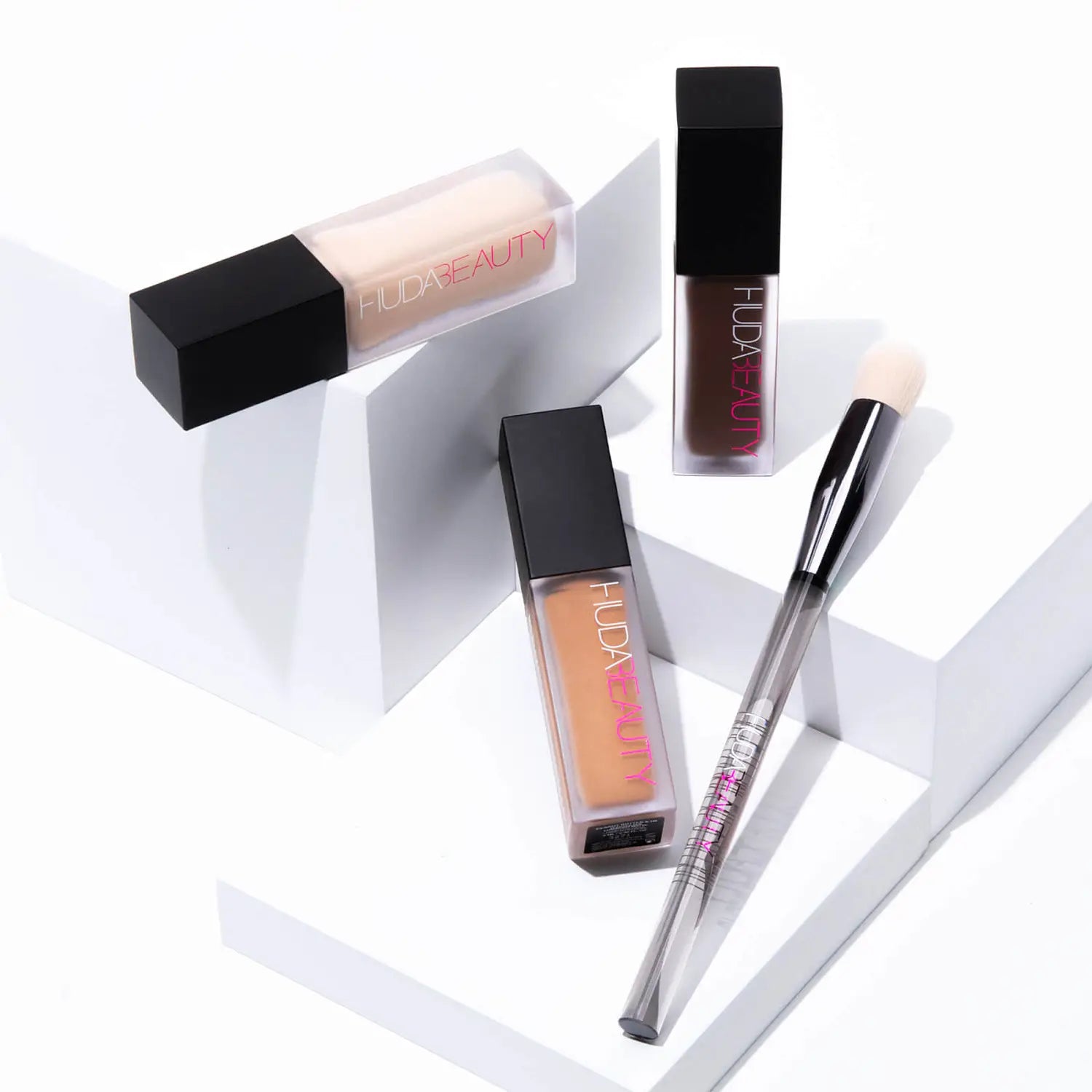 HUDA BEAUTY FACE CONCEAL AND BLEND COMPLEXION BRUSH