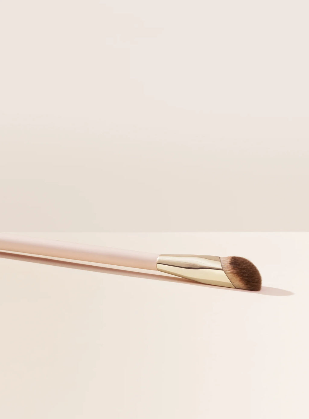 RARE BEAUTY Liquid Touch Concealer Brush