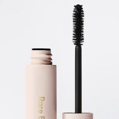 Rare Beauty by Selena Gomez Perfect Strokes Universal Volumizing Mascara - Imagen 3