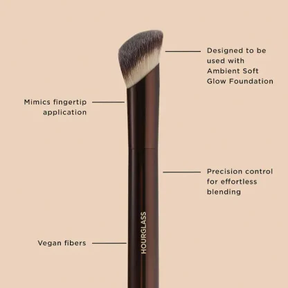 Hourglass Ambient Soft Glow Foundation Brush - Imagen 3