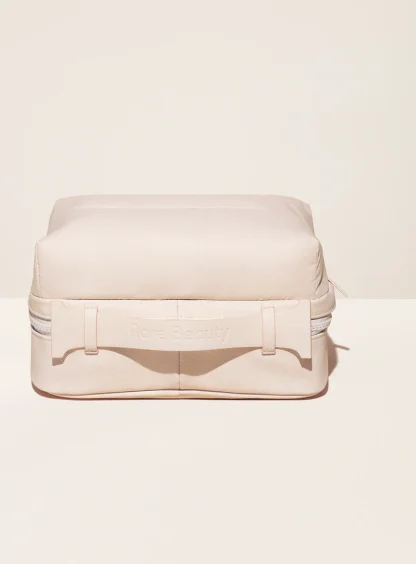 RARE BEAUTY Puffy Toiletry Bag - Imagen 2