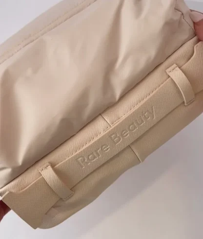 RARE BEAUTY Puffy Toiletry Bag - Imagen 4