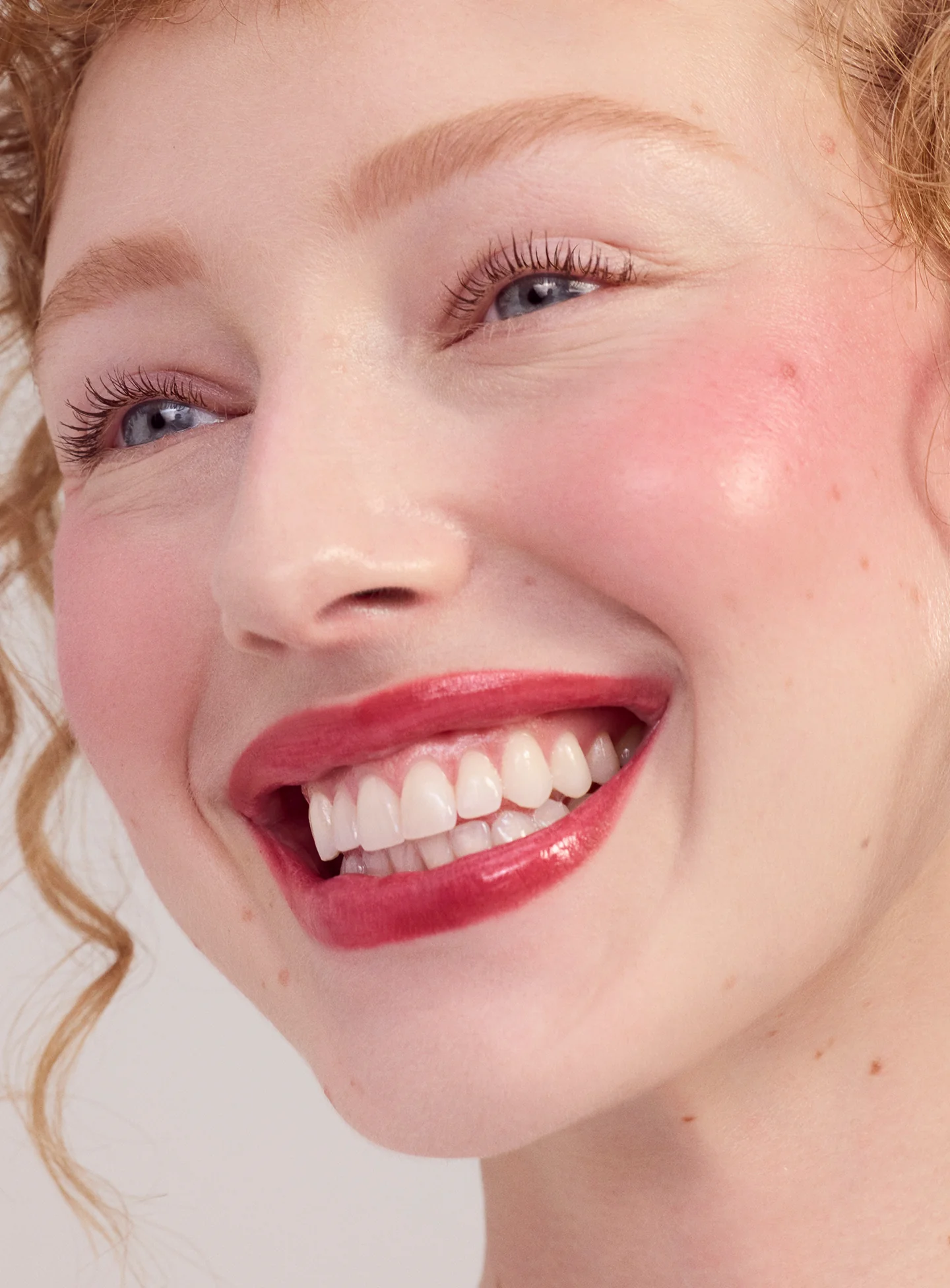 RARE BEAUTY Something Rosy Lip & Cheek Set - Imagen 7