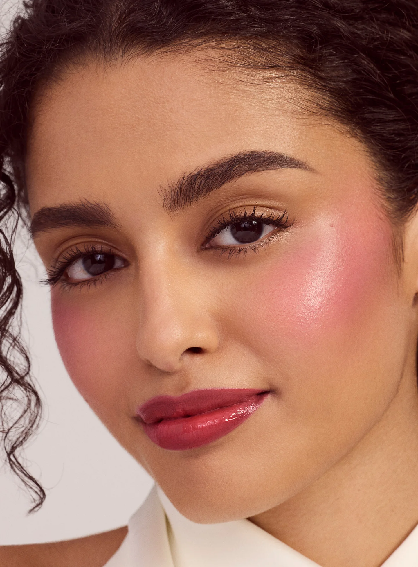 RARE BEAUTY Something Rosy Lip & Cheek Set - Imagen 10